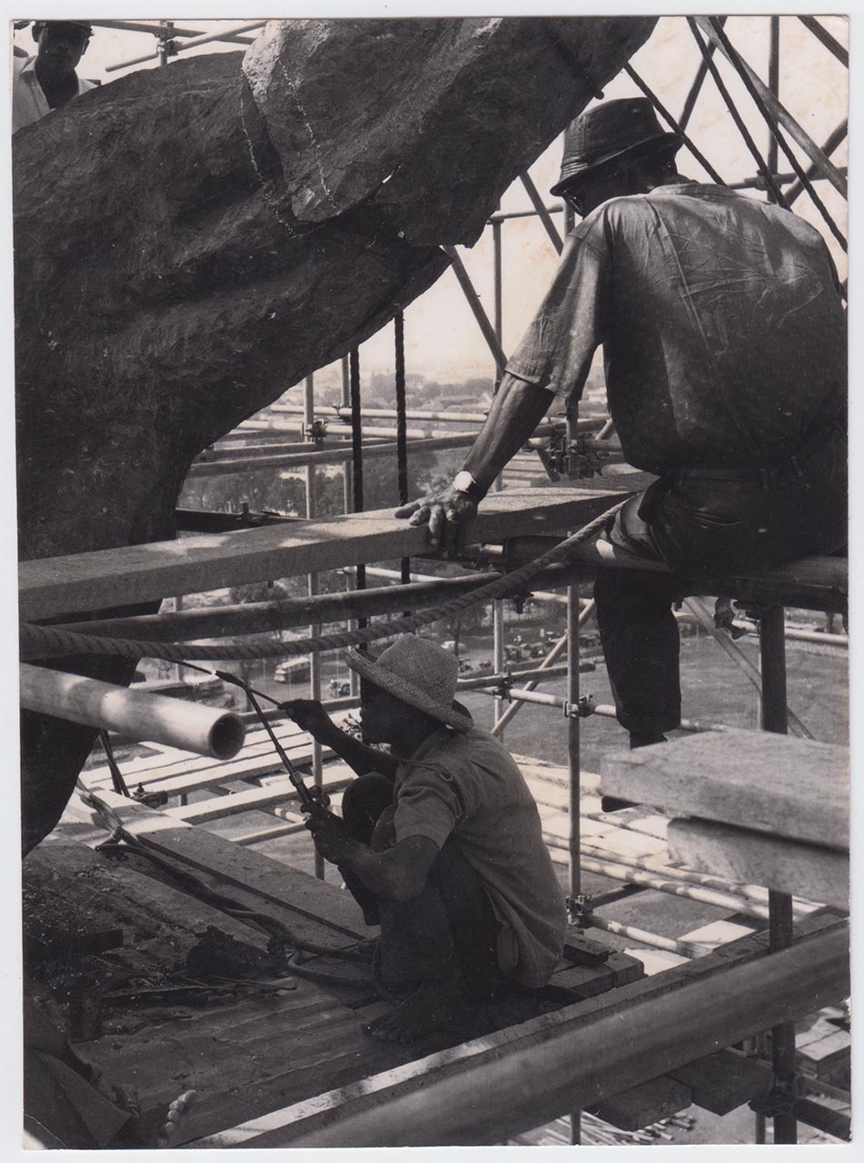 Photographic documentation of the construction process for "Pembebasan Irian Barat" by Edhi Sunarso