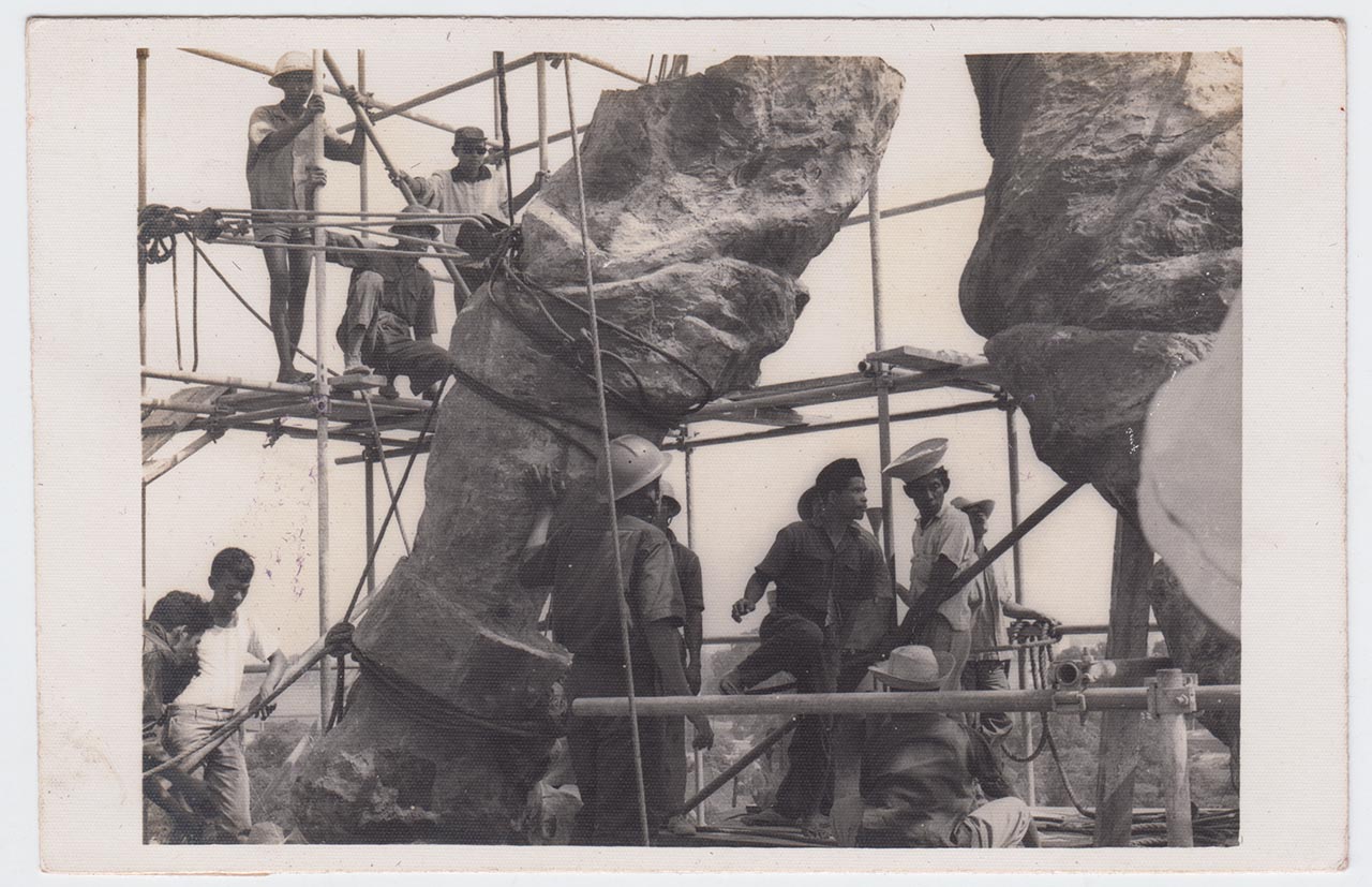 Photographic documentation of the construction process for "Pembebasan Irian Barat" by Edhi Sunarso