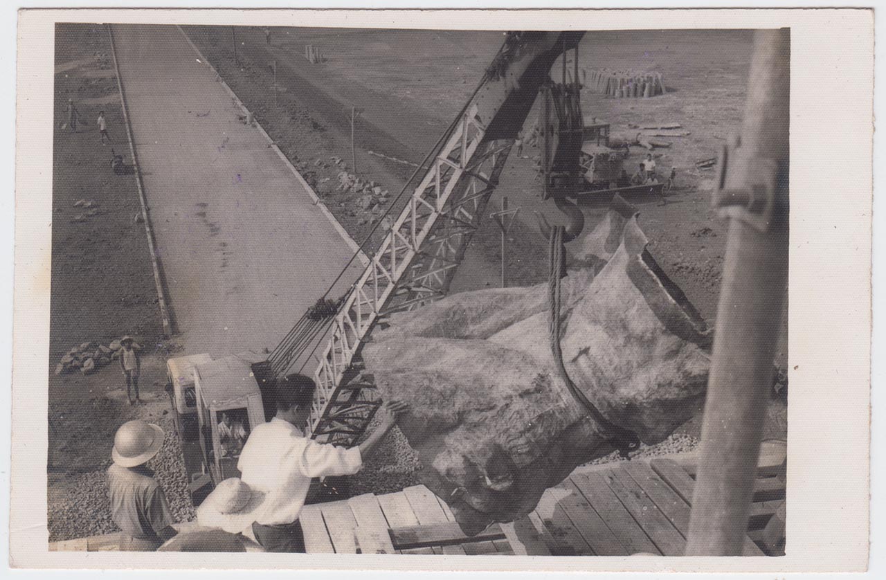 Photographic documentation of the construction process for "Pembebasan Irian Barat" by Edhi Sunarso