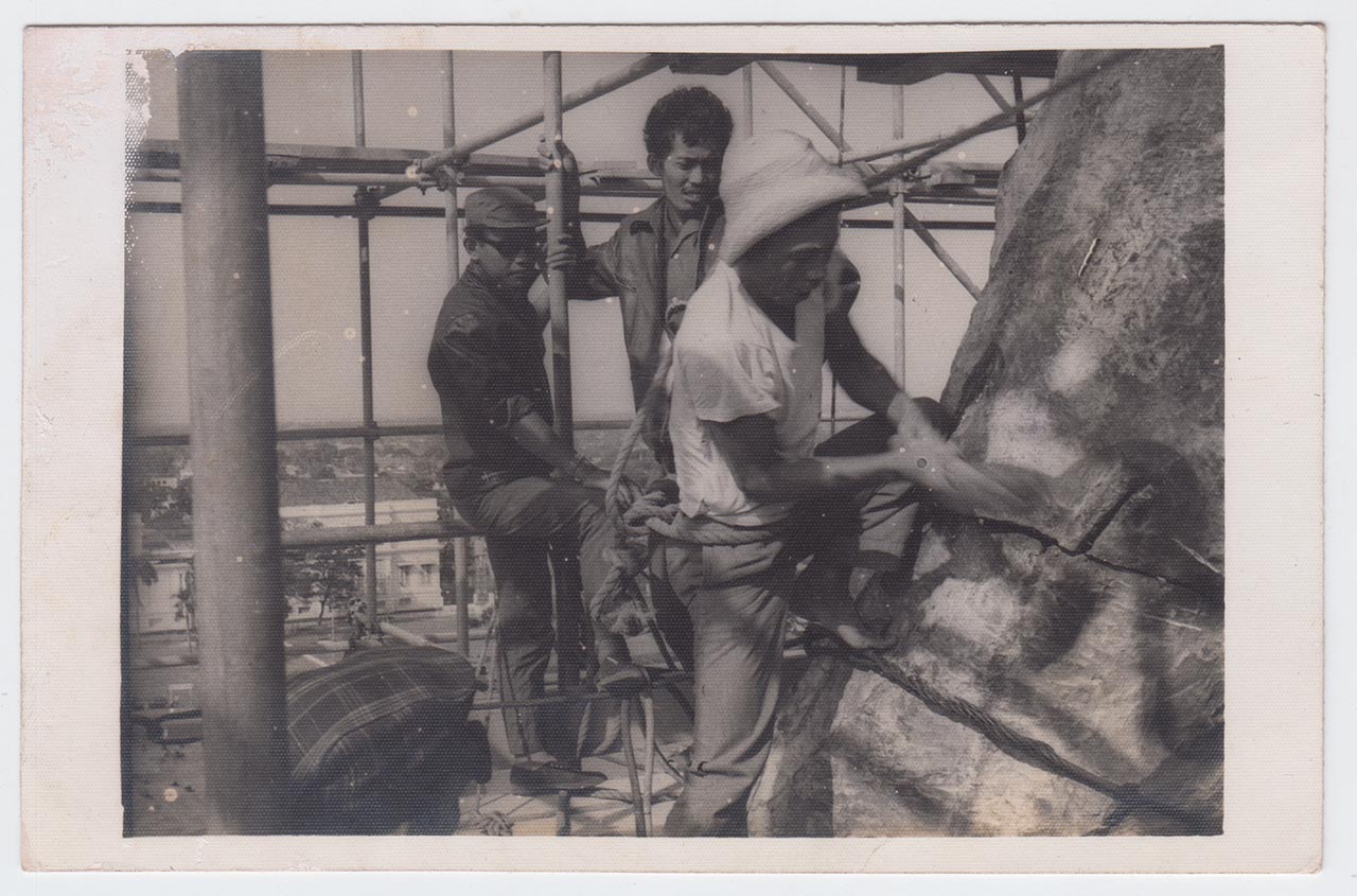 Photographic documentation of the construction process for "Pembebasan Irian Barat" by Edhi Sunarso