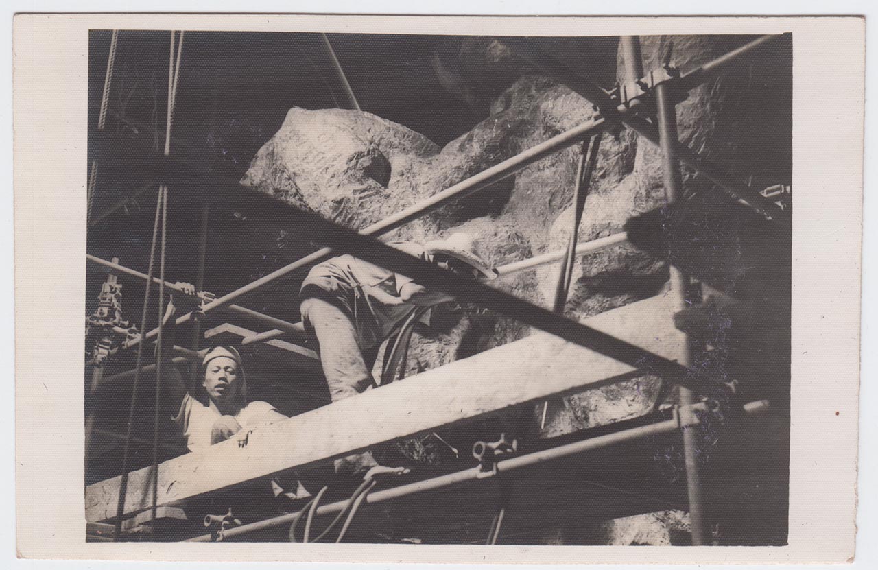 Photographic documentation of the construction process for "Pembebasan Irian Barat" by Edhi Sunarso