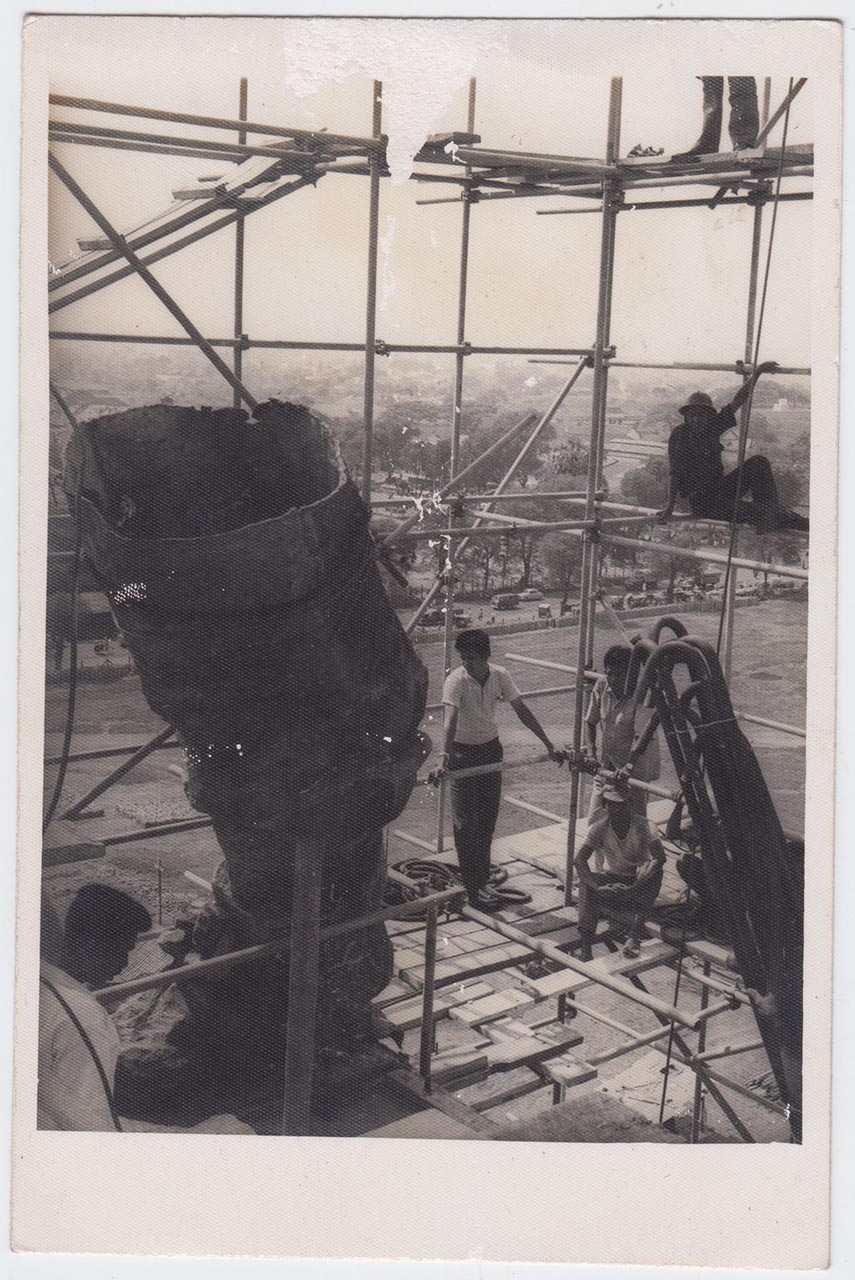 Photographic documentation of the construction process for "Pembebasan Irian Barat" by Edhi Sunarso