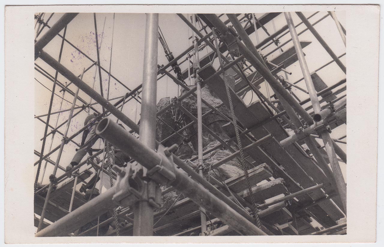 Photographic documentation of the construction process for "Pembebasan Irian Barat" by Edhi Sunarso