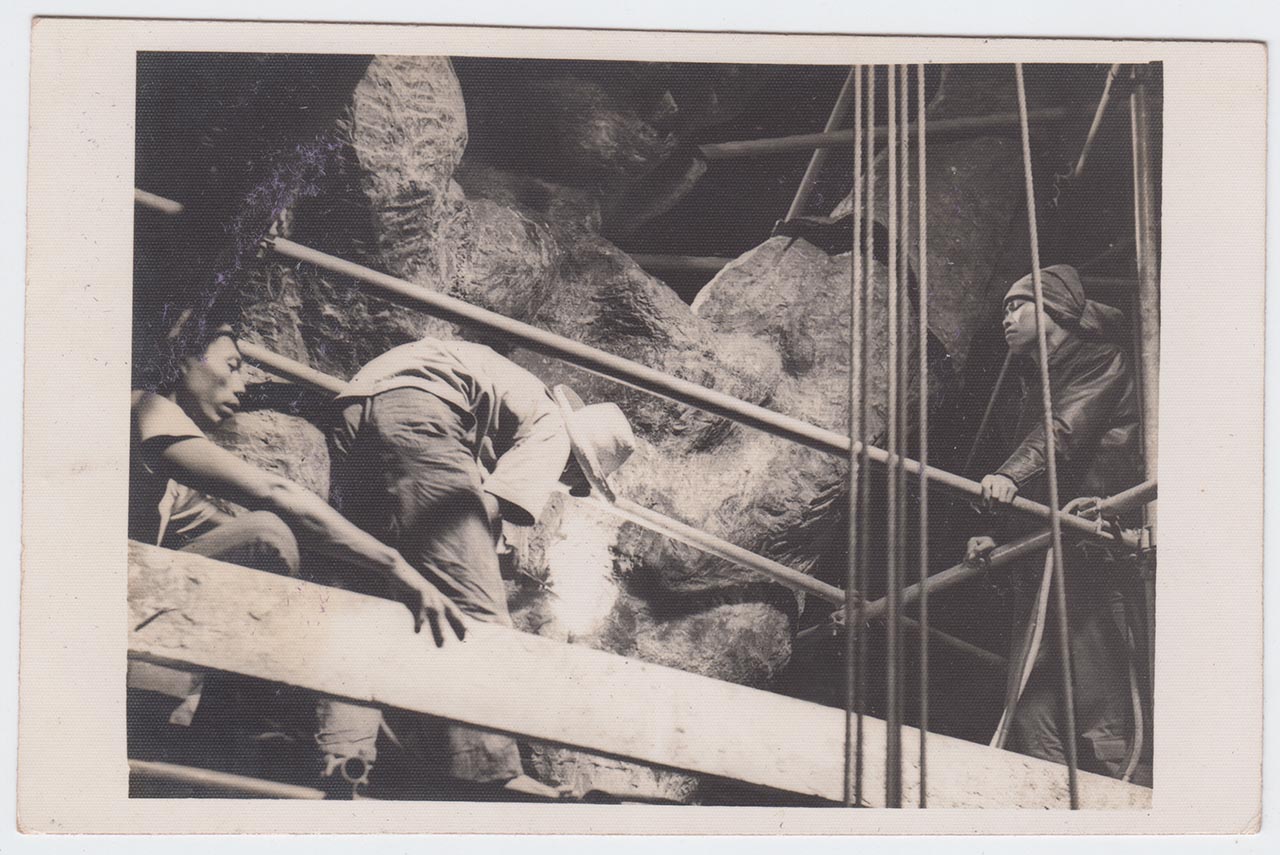 Photographic documentation of the construction process for "Pembebasan Irian Barat" by Edhi Sunarso