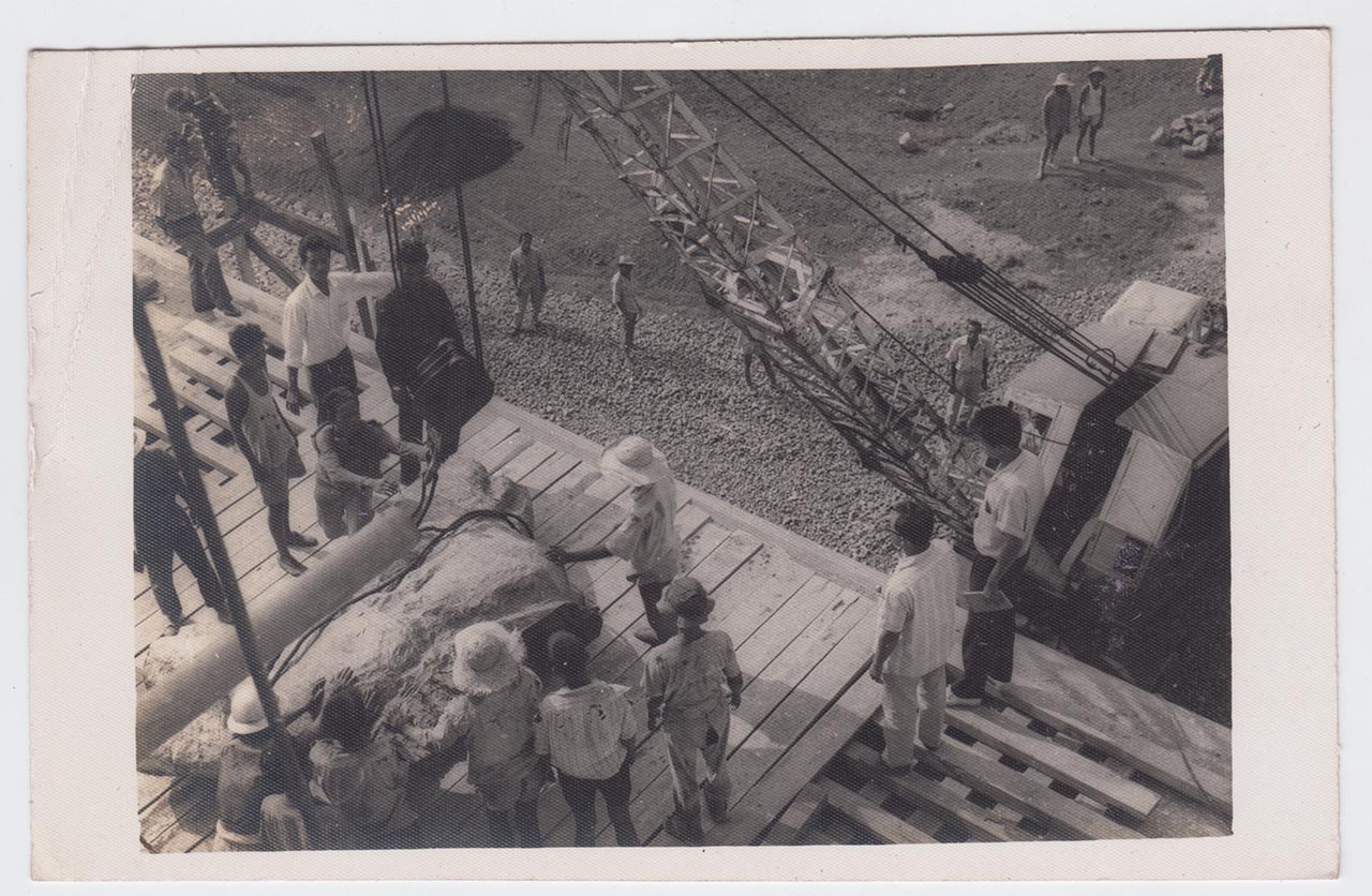 Photographic documentation of the construction process for "Pembebasan Irian Barat" by Edhi Sunarso