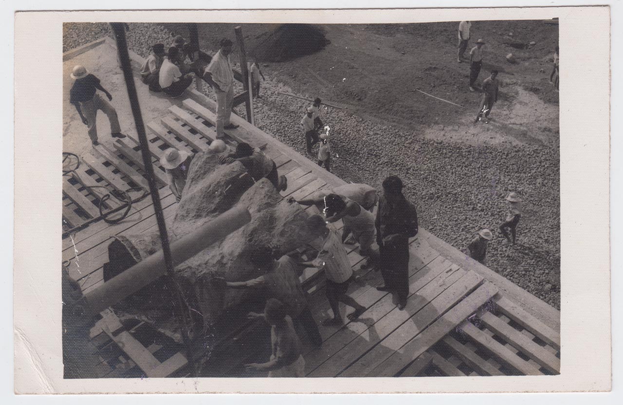 Photographic documentation of the construction process for "Pembebasan Irian Barat" by Edhi Sunarso