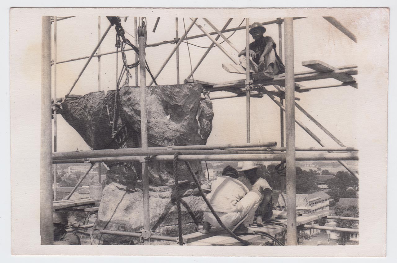 Photographic documentation of the construction process for "Pembebasan Irian Barat" by Edhi Sunarso