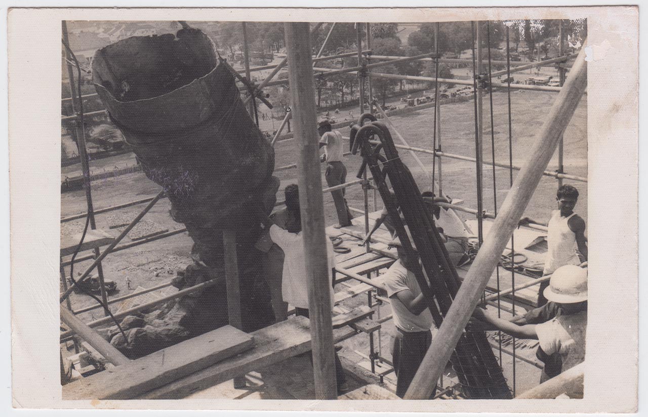 Photographic documentation of the construction process for "Pembebasan Irian Barat" by Edhi Sunarso