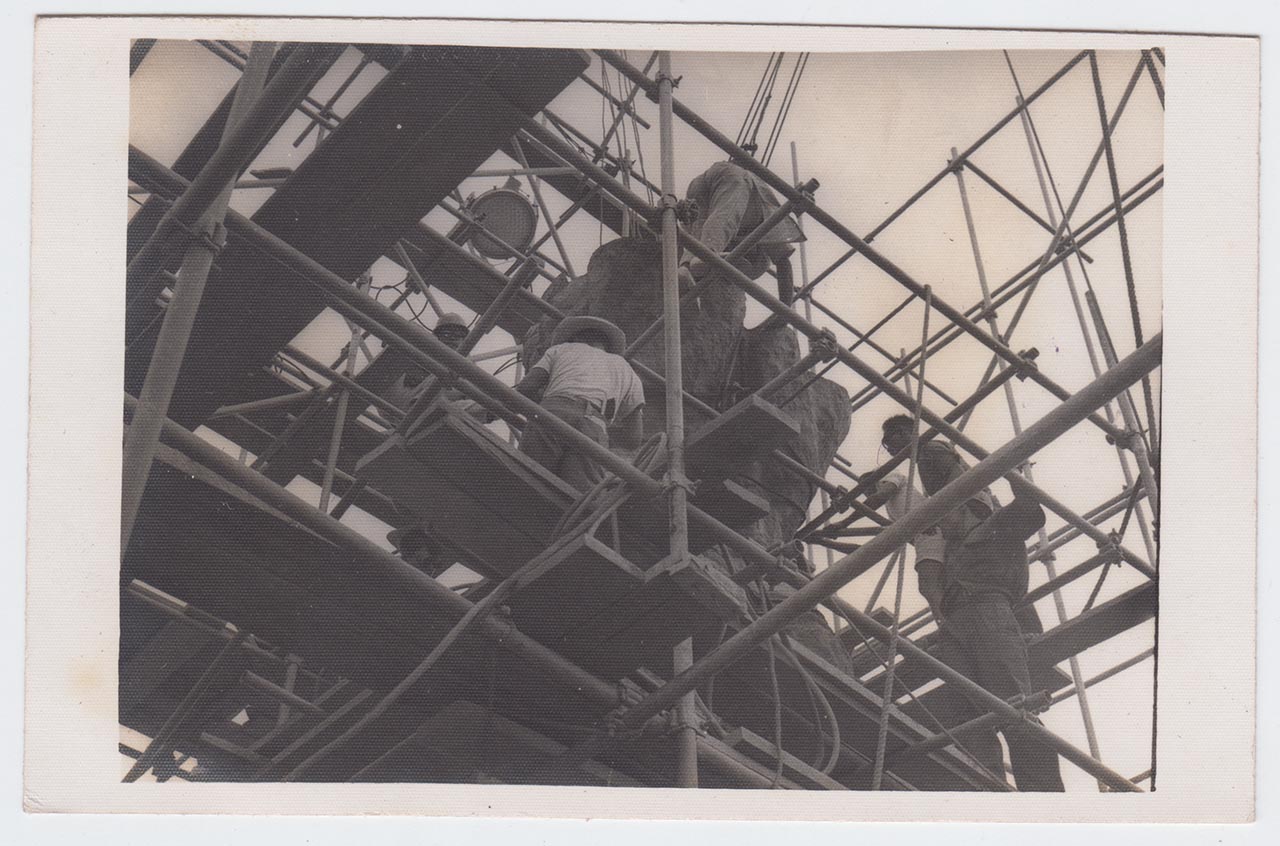 Photographic documentation of the construction process for "Pembebasan Irian Barat" by Edhi Sunarso