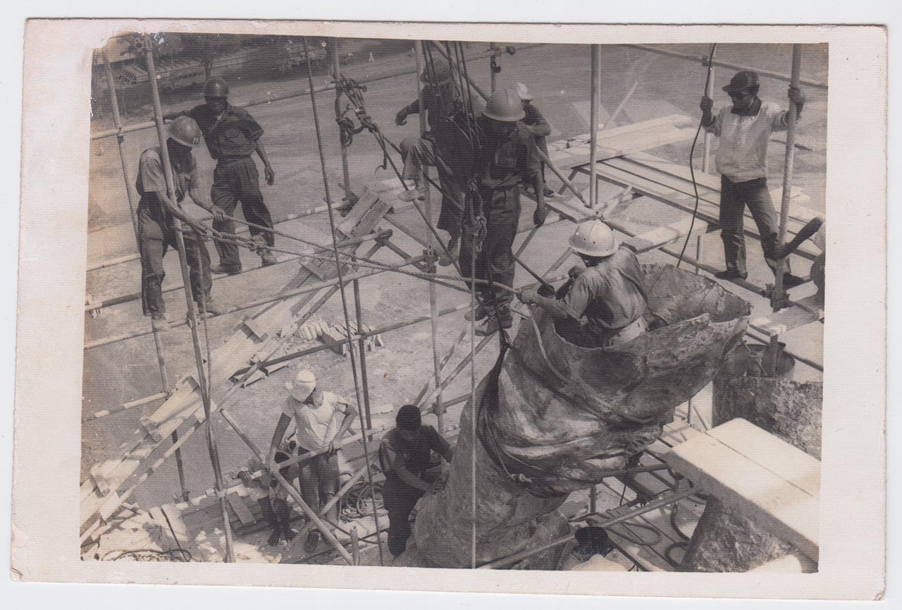 Photographic documentation of the construction process for "Pembebasan Irian Barat" by Edhi Sunarso