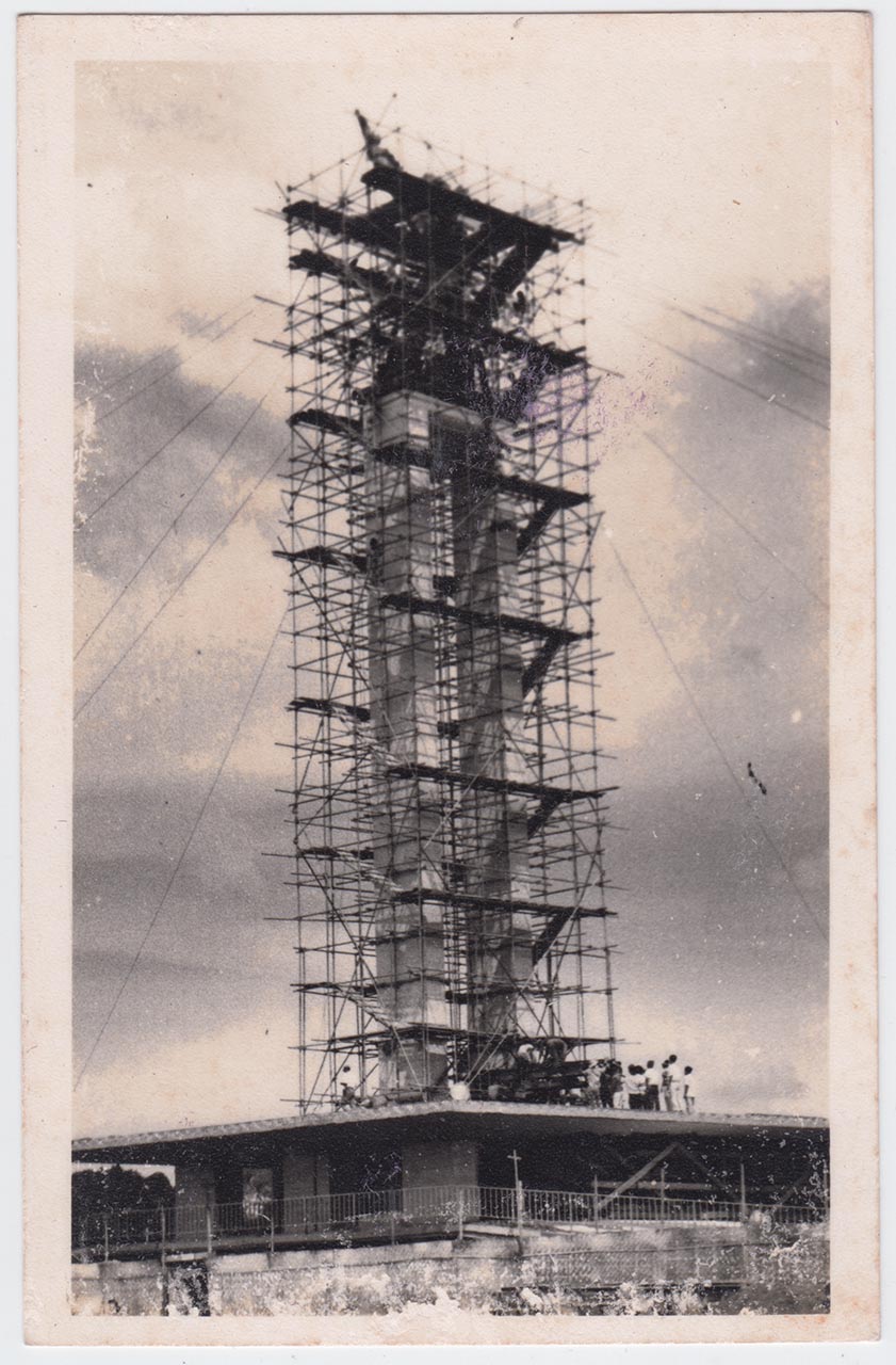 Photographic documentation of the construction process for "Pembebasan Irian Barat" by Edhi Sunarso