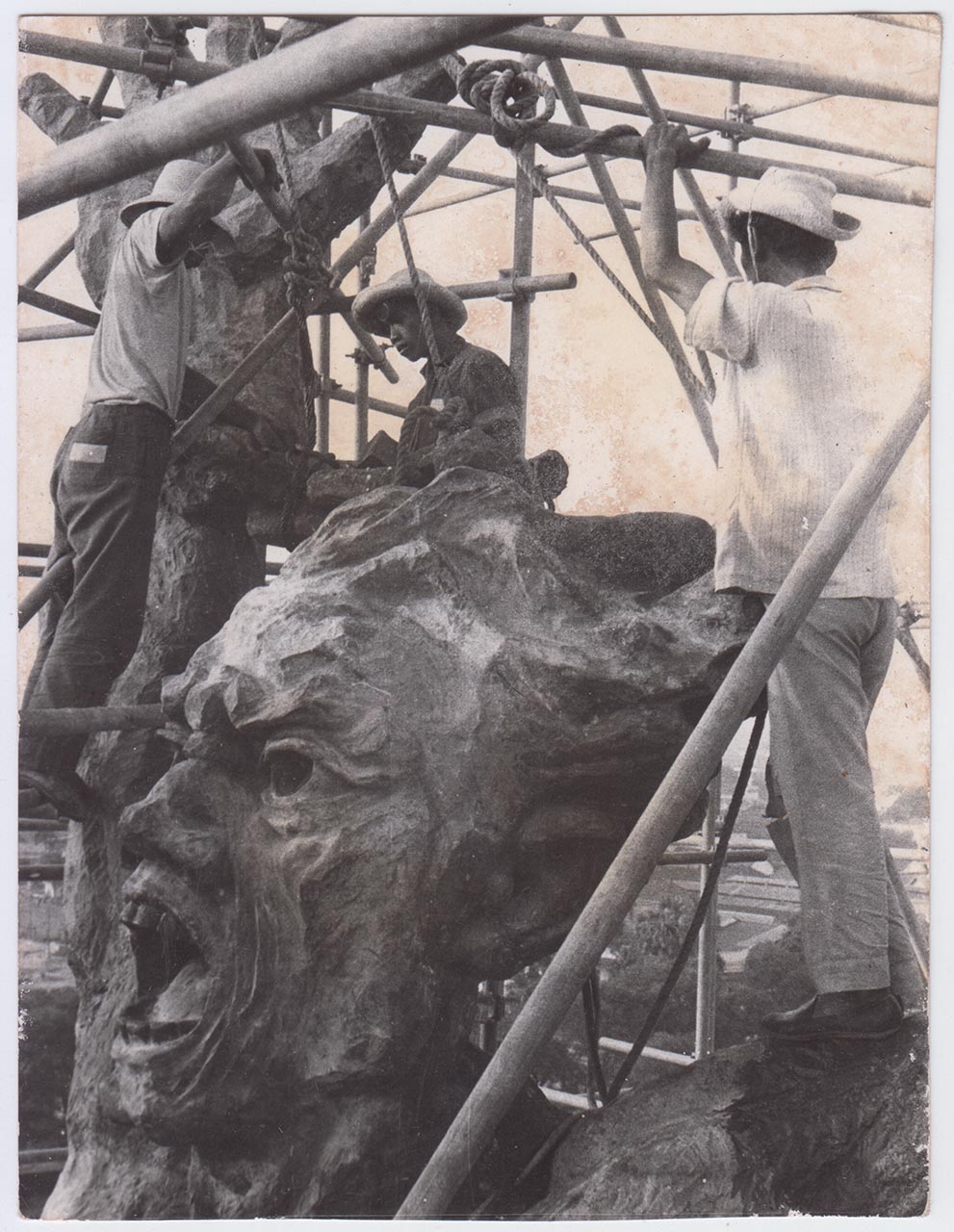 Photographic documentation of the construction process for "Pembebasan Irian Barat" by Edhi Sunarso