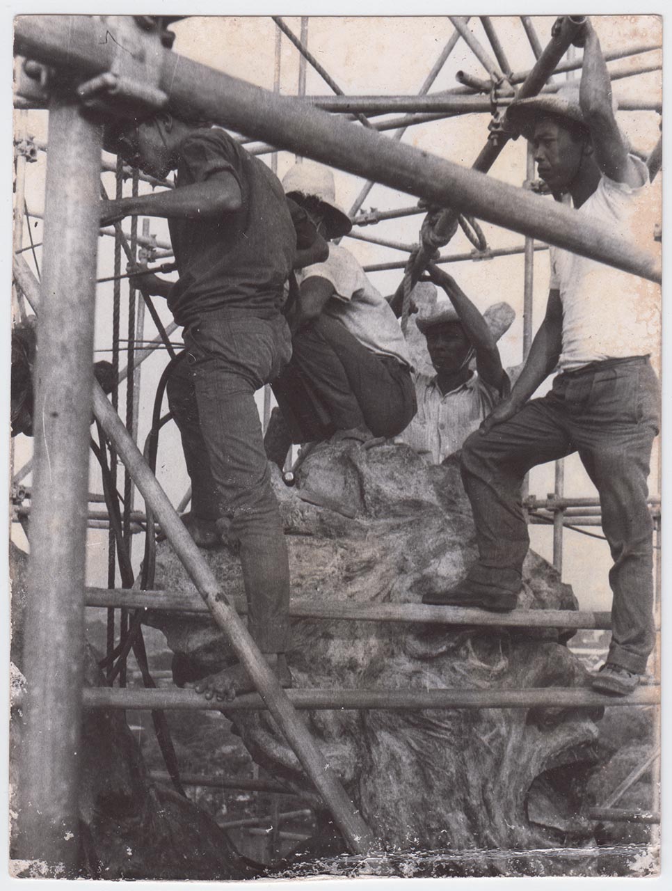 Photographic documentation of the construction process for "Pembebasan Irian Barat" by Edhi Sunarso