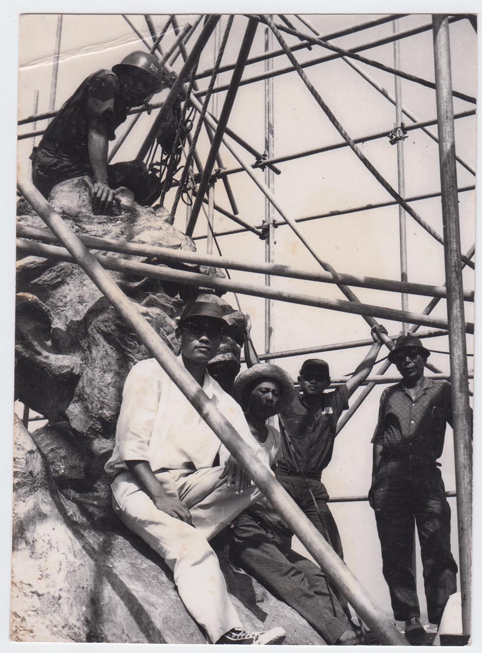 Photographic documentation of the construction process for "Pembebasan Irian Barat" by Edhi Sunarso