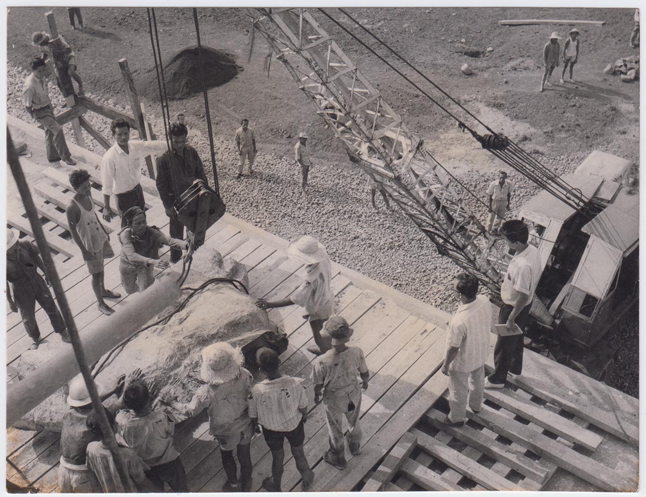 Photographic documentation of the construction process for "Pembebasan Irian Barat" by Edhi Sunarso