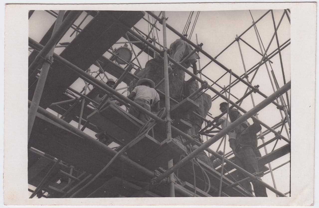 Photographic documentation of the construction process for "Pembebasan Irian Barat" by Edhi Sunarso