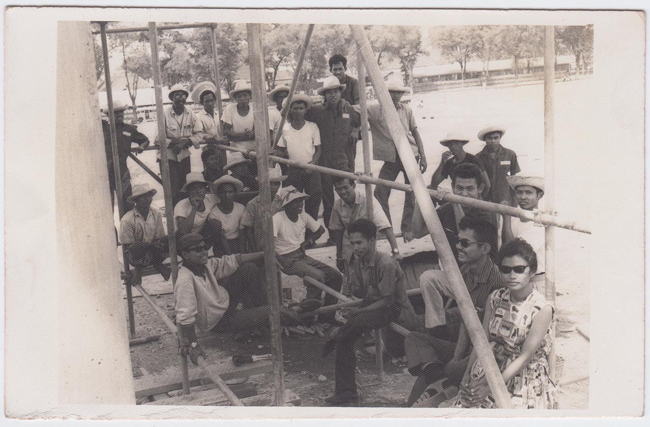 Photographic documentation of the construction process for "Pembebasan Irian Barat" by Edhi Sunarso