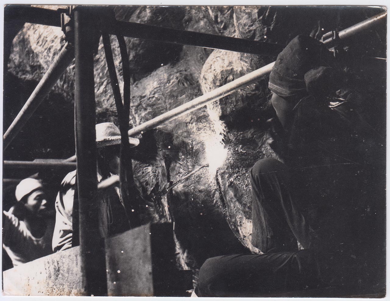 Photographic documentation of the construction process for "Pembebasan Irian Barat" by Edhi Sunarso