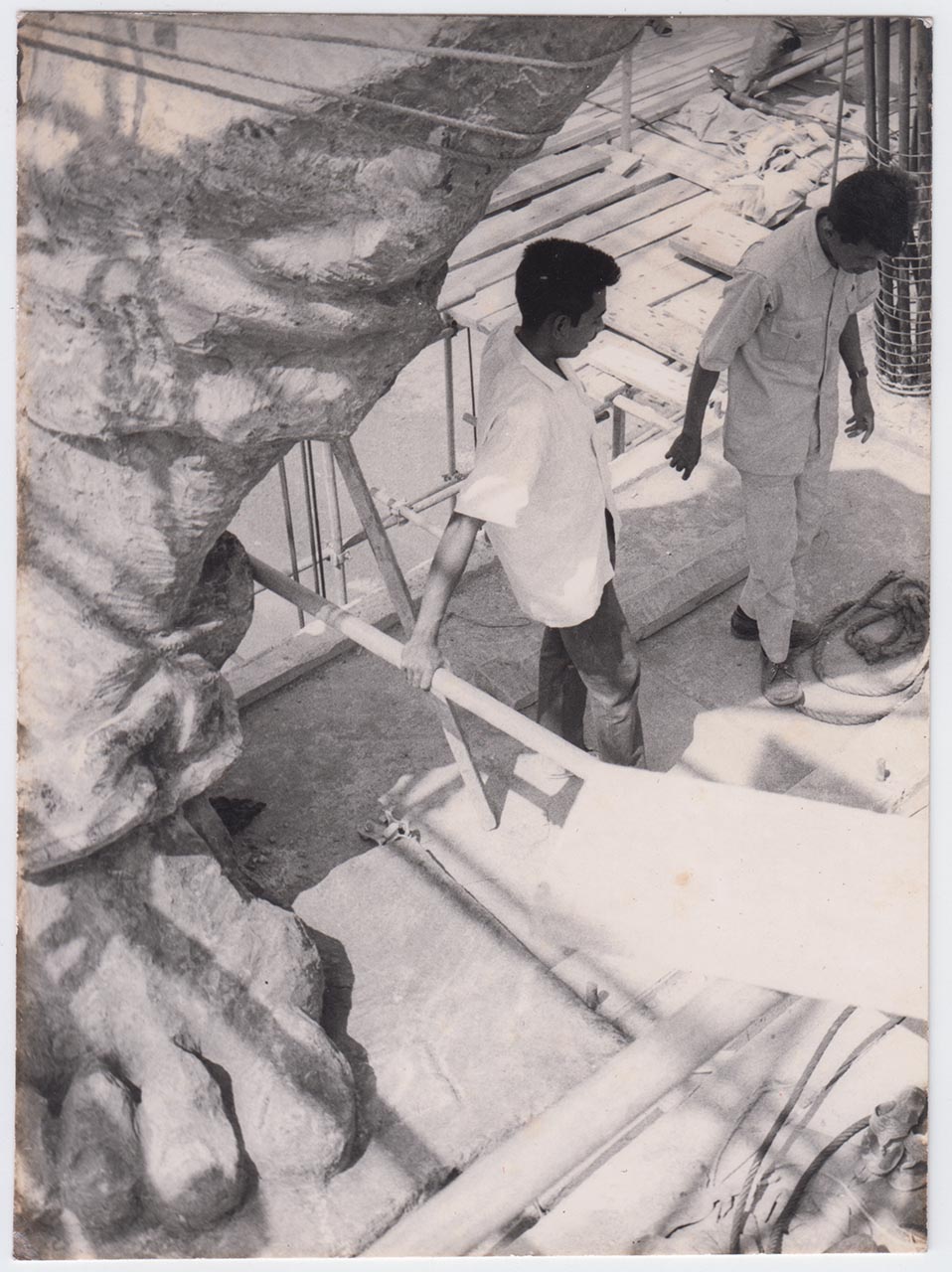 Photographic documentation of the construction process for "Pembebasan Irian Barat" by Edhi Sunarso