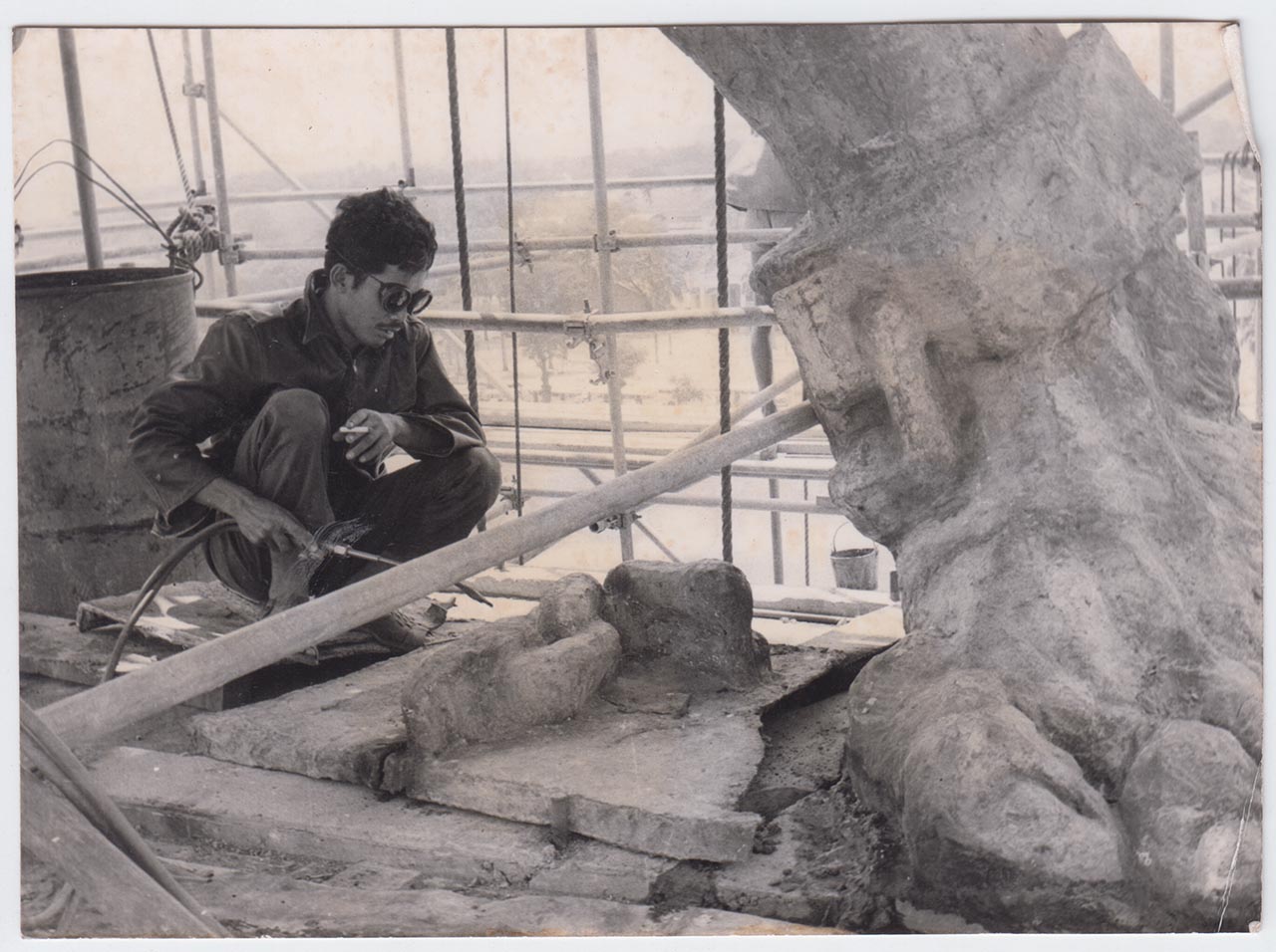 Photographic documentation of the construction process for "Pembebasan Irian Barat" by Edhi Sunarso