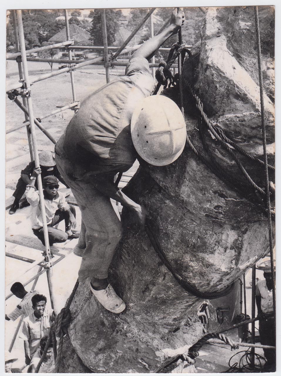 Photographic documentation of the construction process for "Pembebasan Irian Barat" by Edhi Sunarso