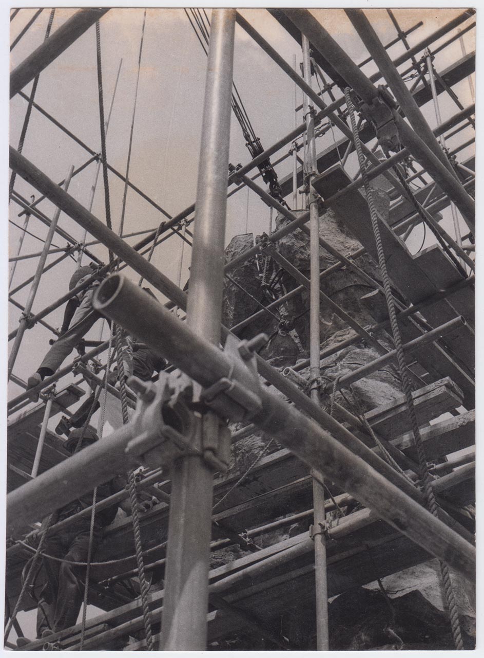 Photographic documentation of the construction process for "Pembebasan Irian Barat" by Edhi Sunarso