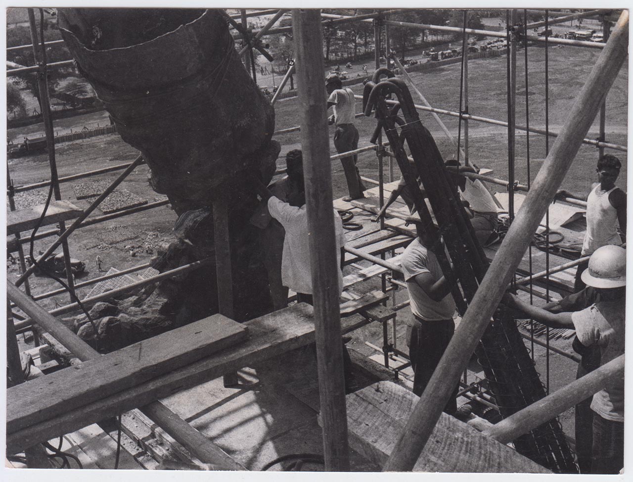 Photographic documentation of the construction process for "Pembebasan Irian Barat" by Edhi Sunarso