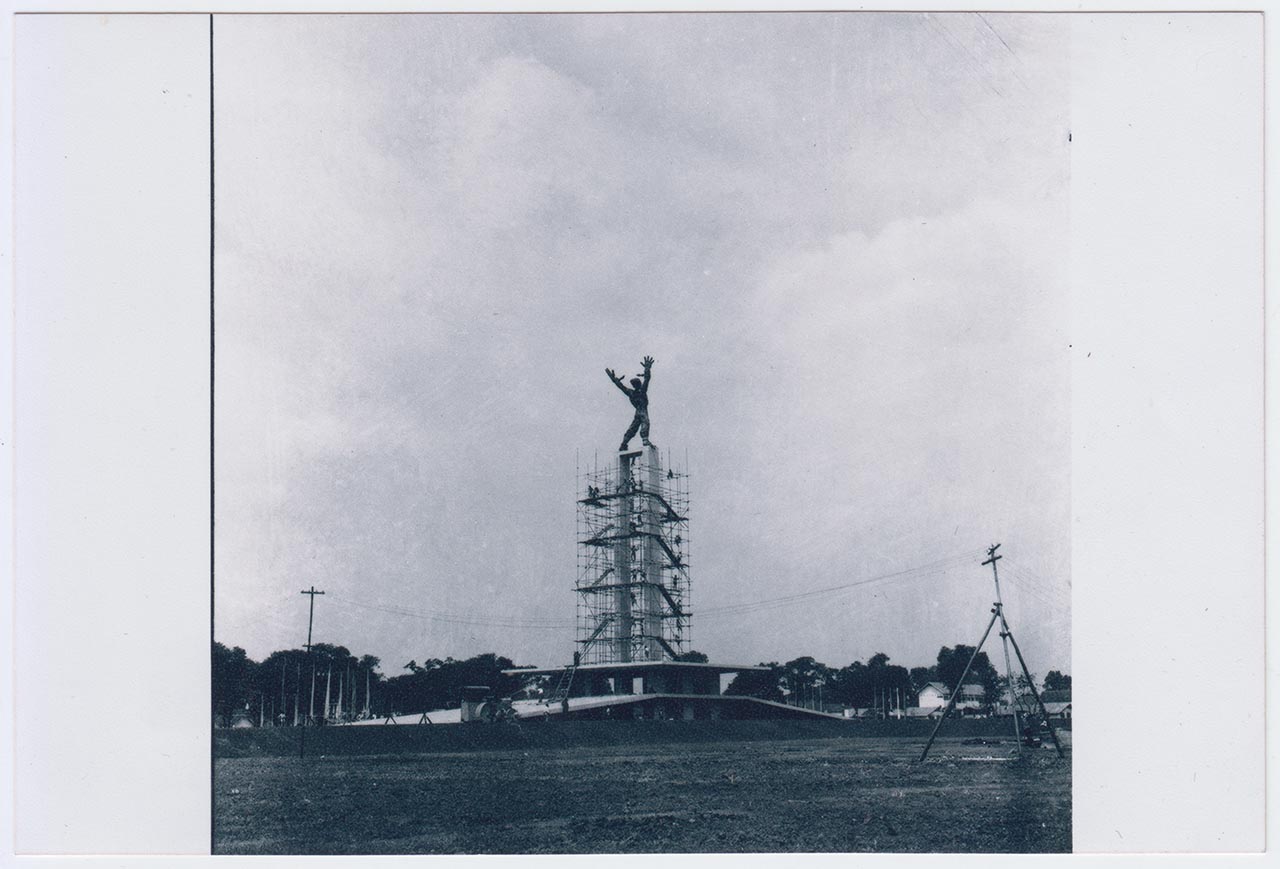 Photographic documentation of the construction process for "Pembebasan Irian Barat" by Edhi Sunarso
