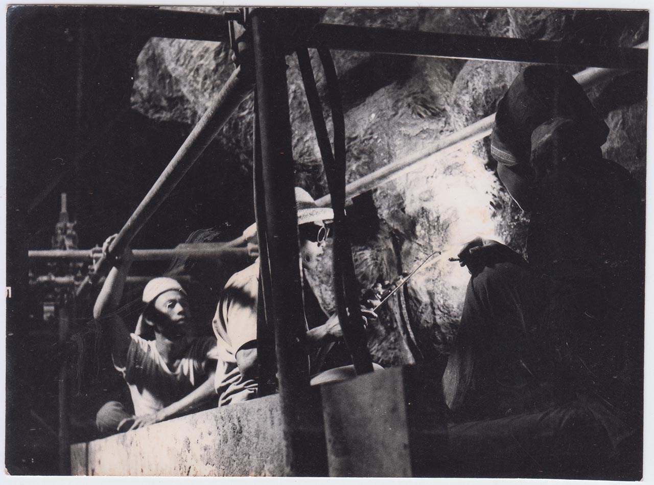 Photographic documentation of the construction process for "Pembebasan Irian Barat" by Edhi Sunarso