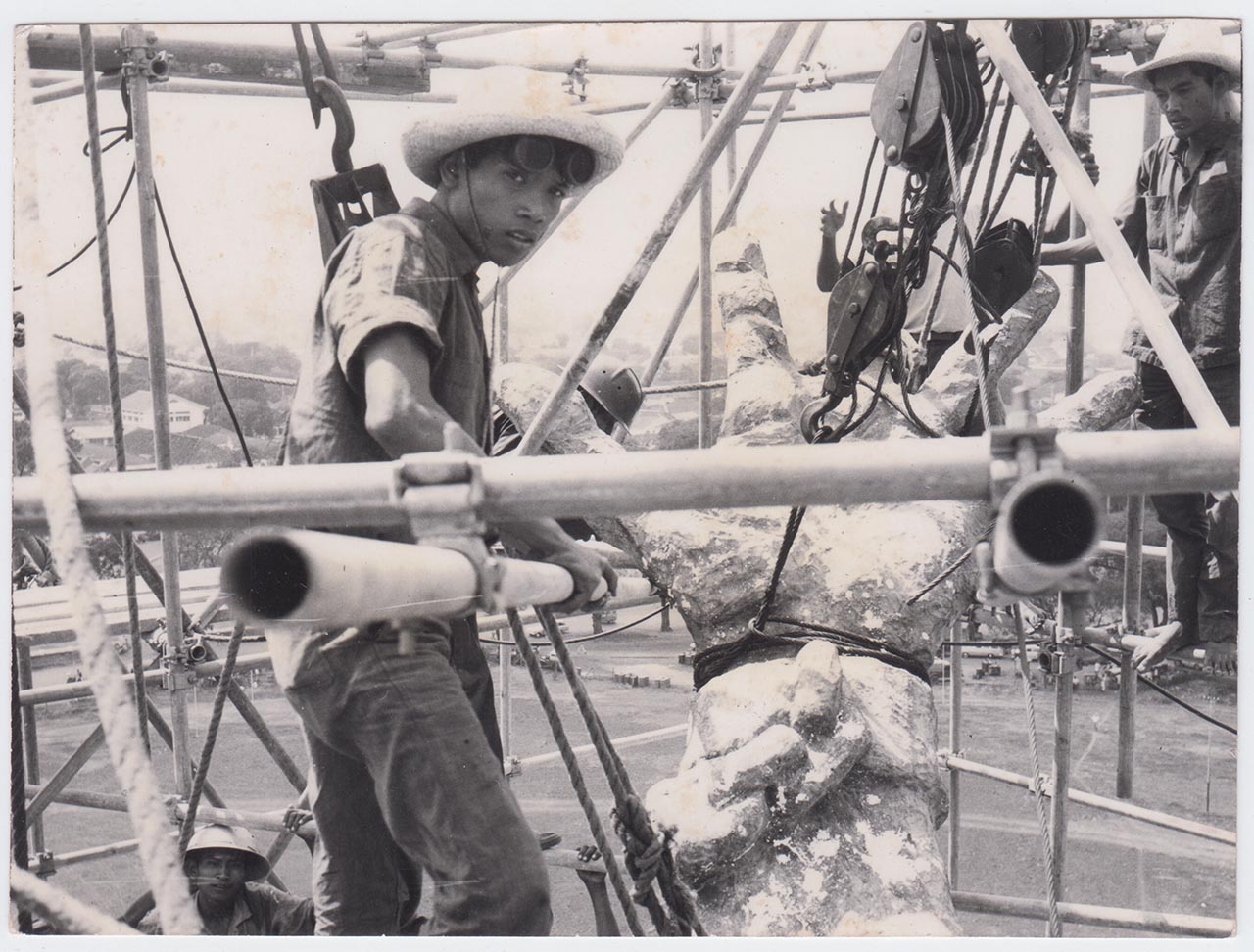 Photographic documentation of the construction process for "Pembebasan Irian Barat" by Edhi Sunarso