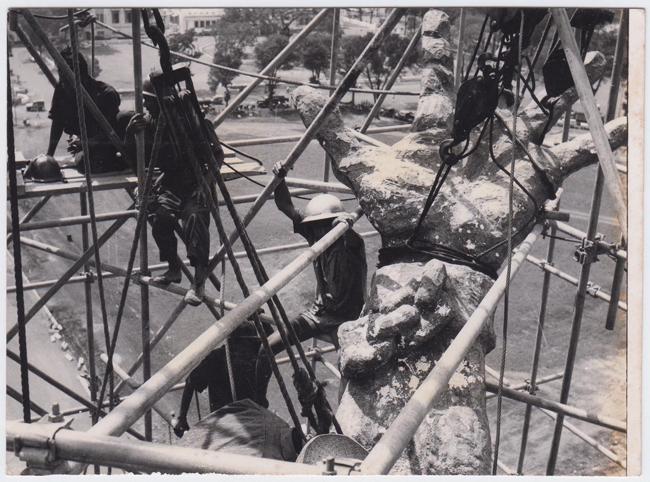 Photographic documentation of the construction process for "Pembebasan Irian Barat" by Edhi Sunarso