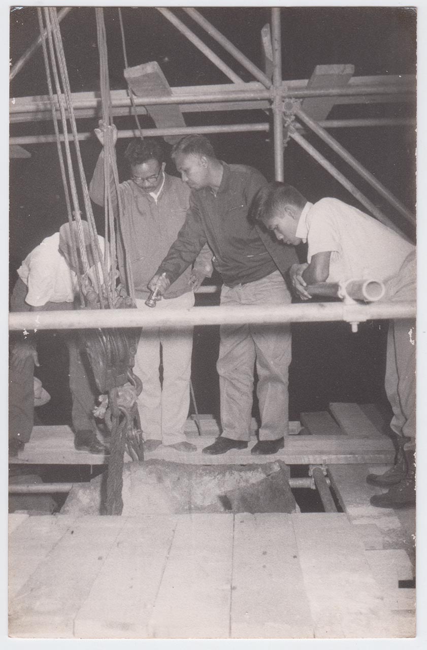Photographic documentation of the construction process for "Pembebasan Irian Barat" by Edhi Sunarso