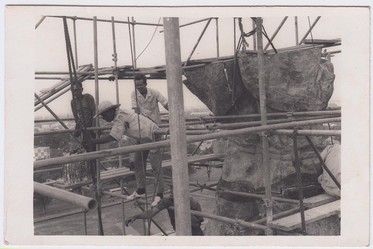 Photographic documentation of the construction process for "Pembebasan Irian Barat" by Edhi Sunarso