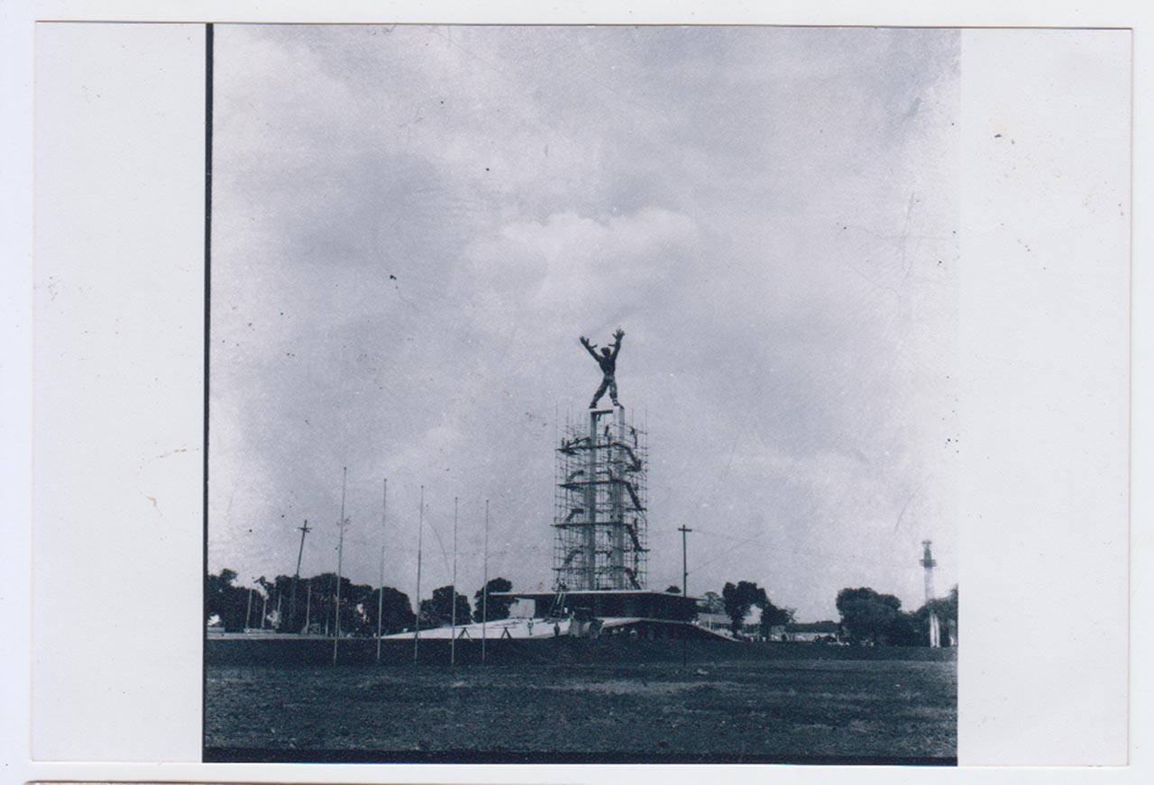 Photographic documentation of the construction process for "Pembebasan Irian Barat" by Edhi Sunarso