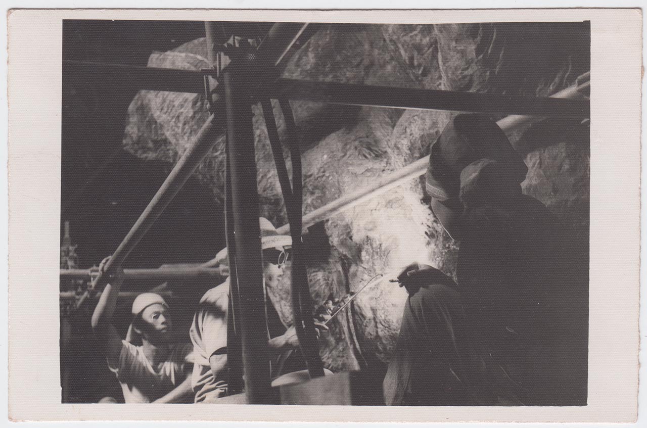 Photographic documentation of the construction process for "Pembebasan Irian Barat" by Edhi Sunarso