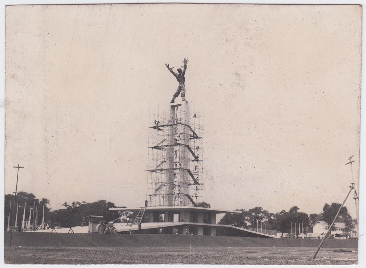 Photographic documentation of the construction process for "Pembebasan Irian Barat" by Edhi Sunarso