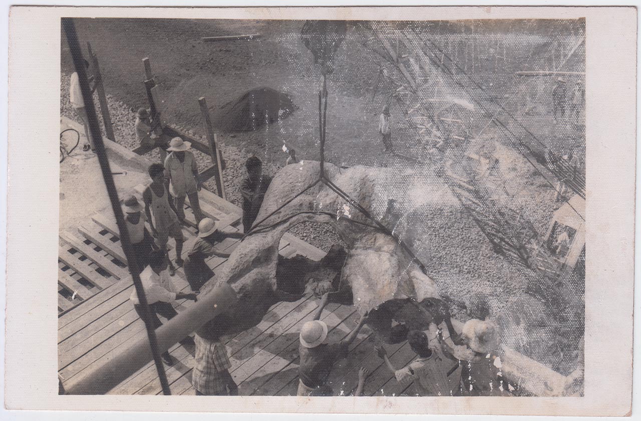 Photographic documentation of the construction process for "Pembebasan Irian Barat" by Edhi Sunarso