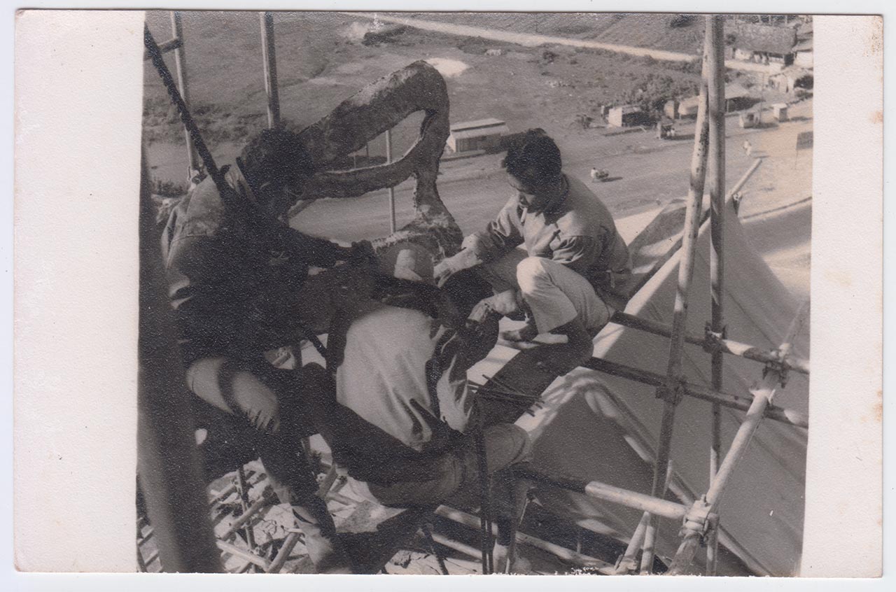 Photographic documentation of the construction process for "Pembebasan Irian Barat" by Edhi Sunarso