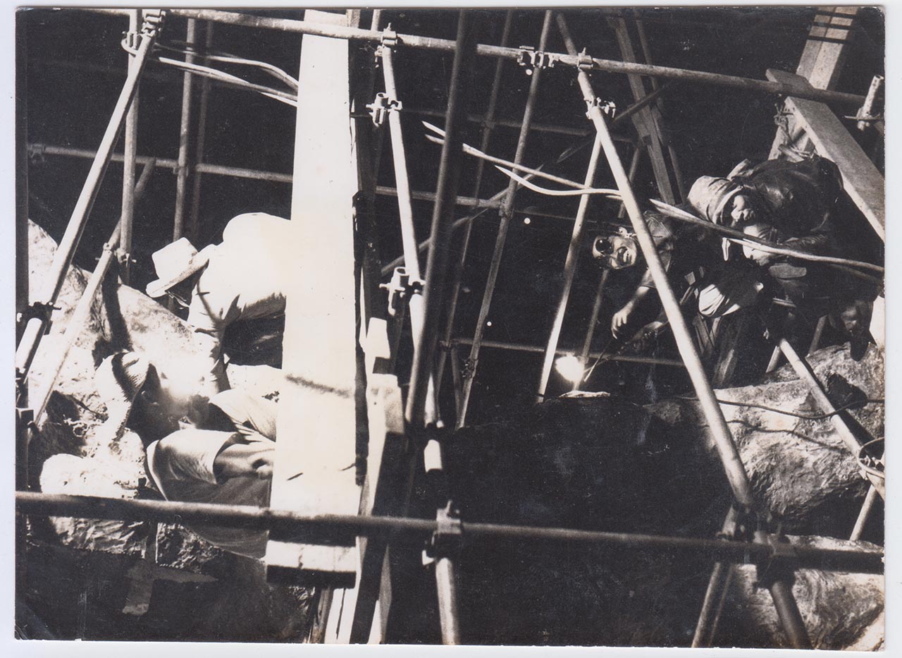 Photographic documentation of the construction process for "Pembebasan Irian Barat" by Edhi Sunarso
