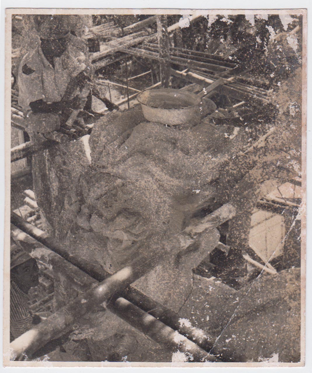 Photographic documentation of the construction process for "Pembebasan Irian Barat" by Edhi Sunarso