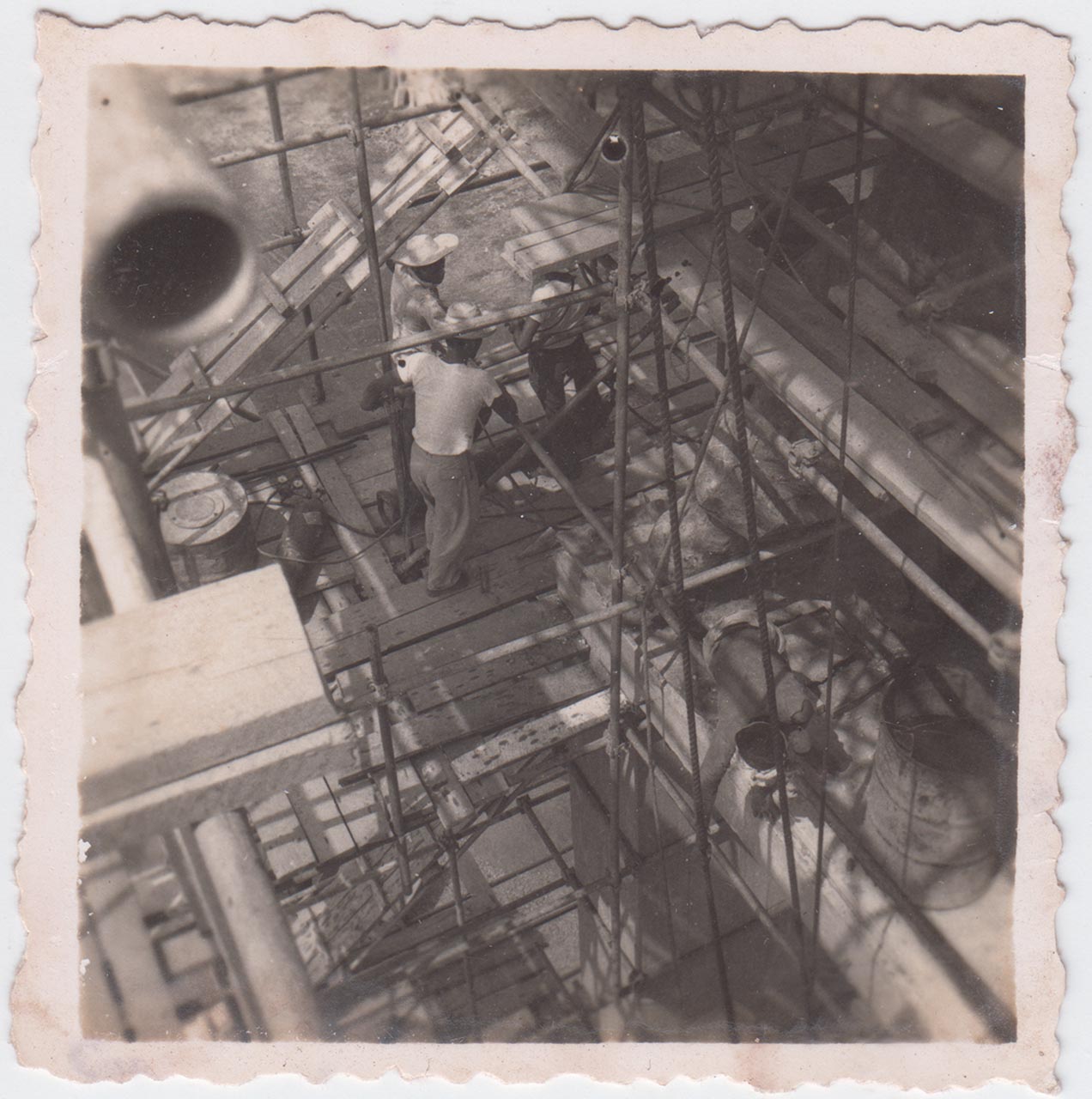 Photographic documentation of the construction process for "Pembebasan Irian Barat" by Edhi Sunarso