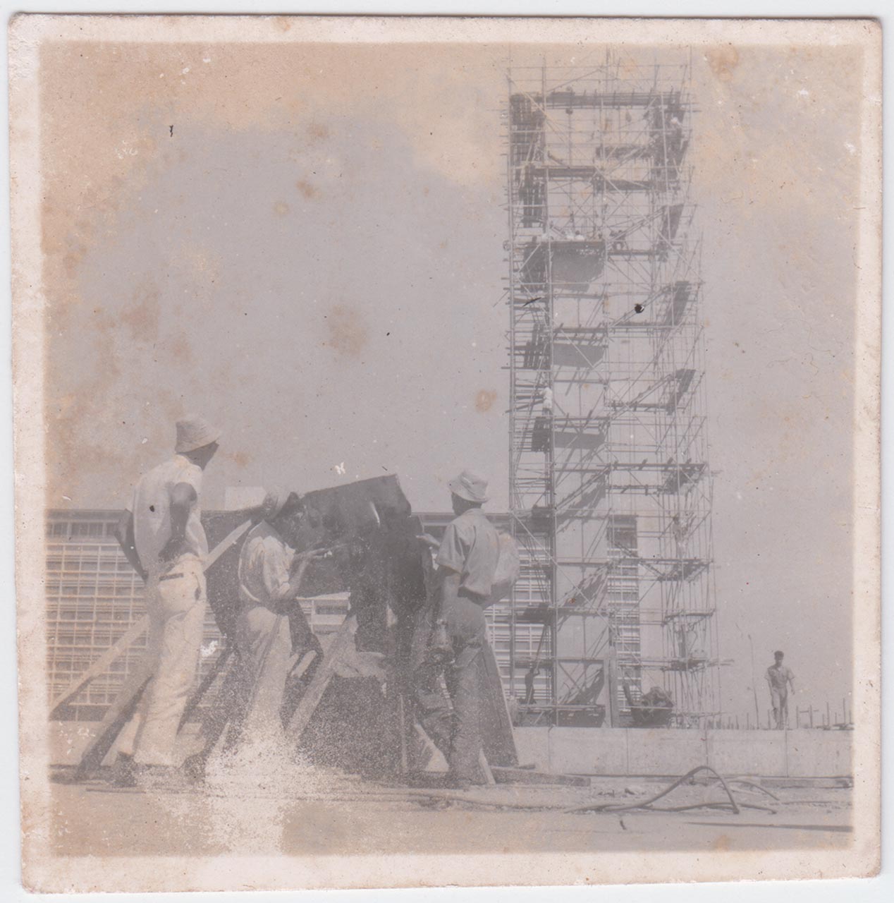 Photographic documentation of the construction process for "Selamat Datang" by Edhi Sunarso