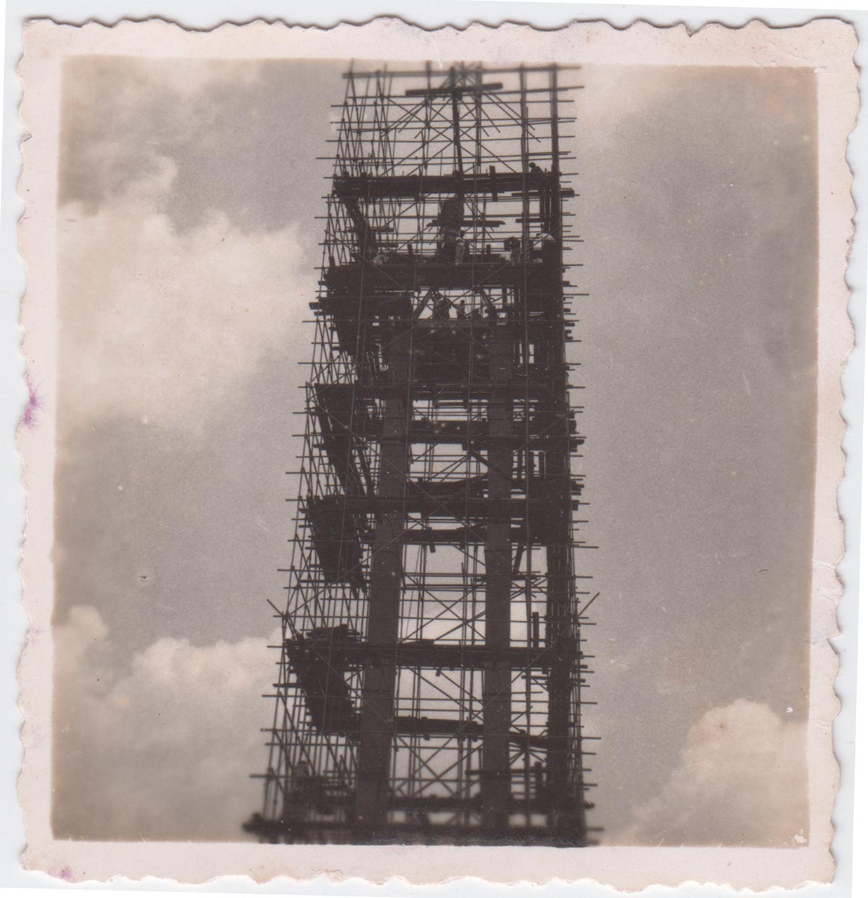 Photographic documentation of the construction process for "Pembebasan Irian Barat" by Edhi Sunarso