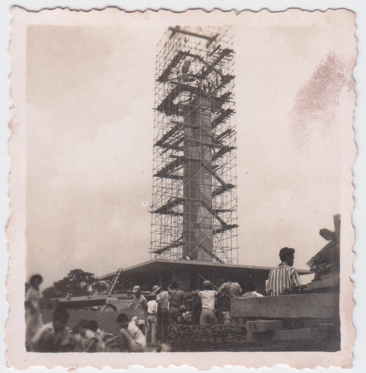 Photographic documentation of the construction process for "Pembebasan Irian Barat" by Edhi Sunarso