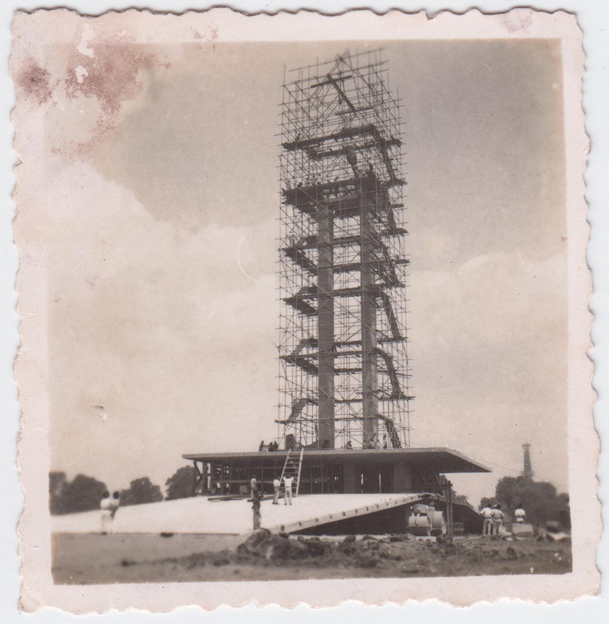 Photographic documentation of the construction process for "Pembebasan Irian Barat" by Edhi Sunarso