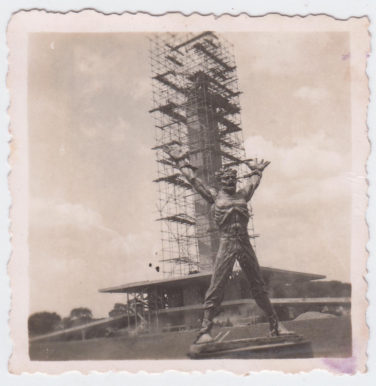 Photographic documentation of the construction process for "Pembebasan Irian Barat" by Edhi Sunarso