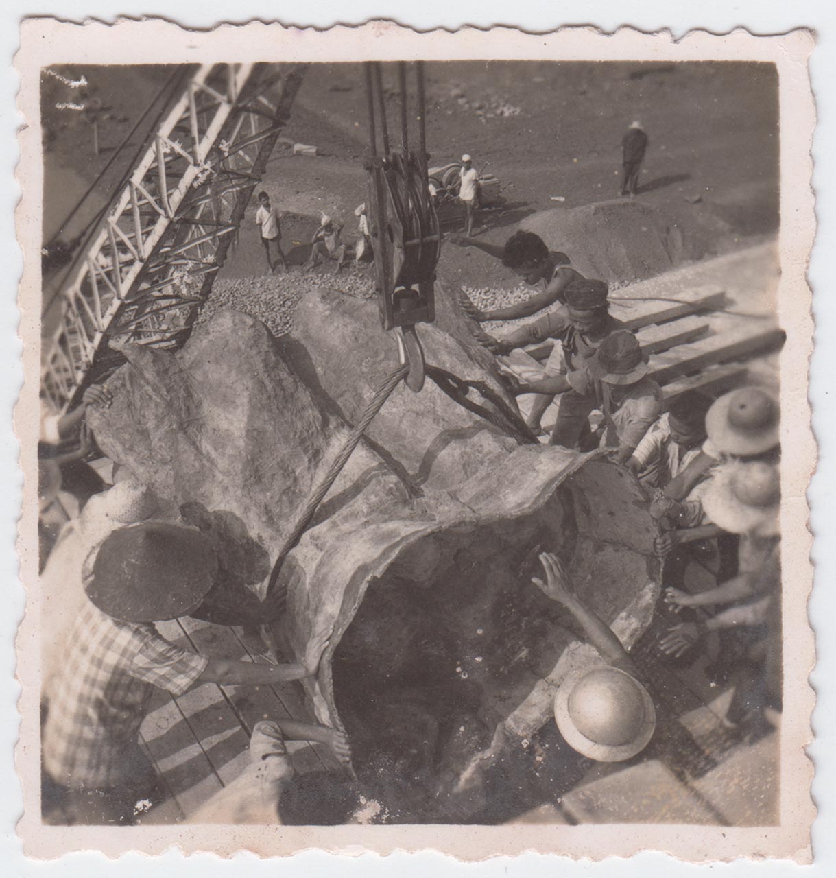 Photographic documentation of the construction process for "Pembebasan Irian Barat" by Edhi Sunarso