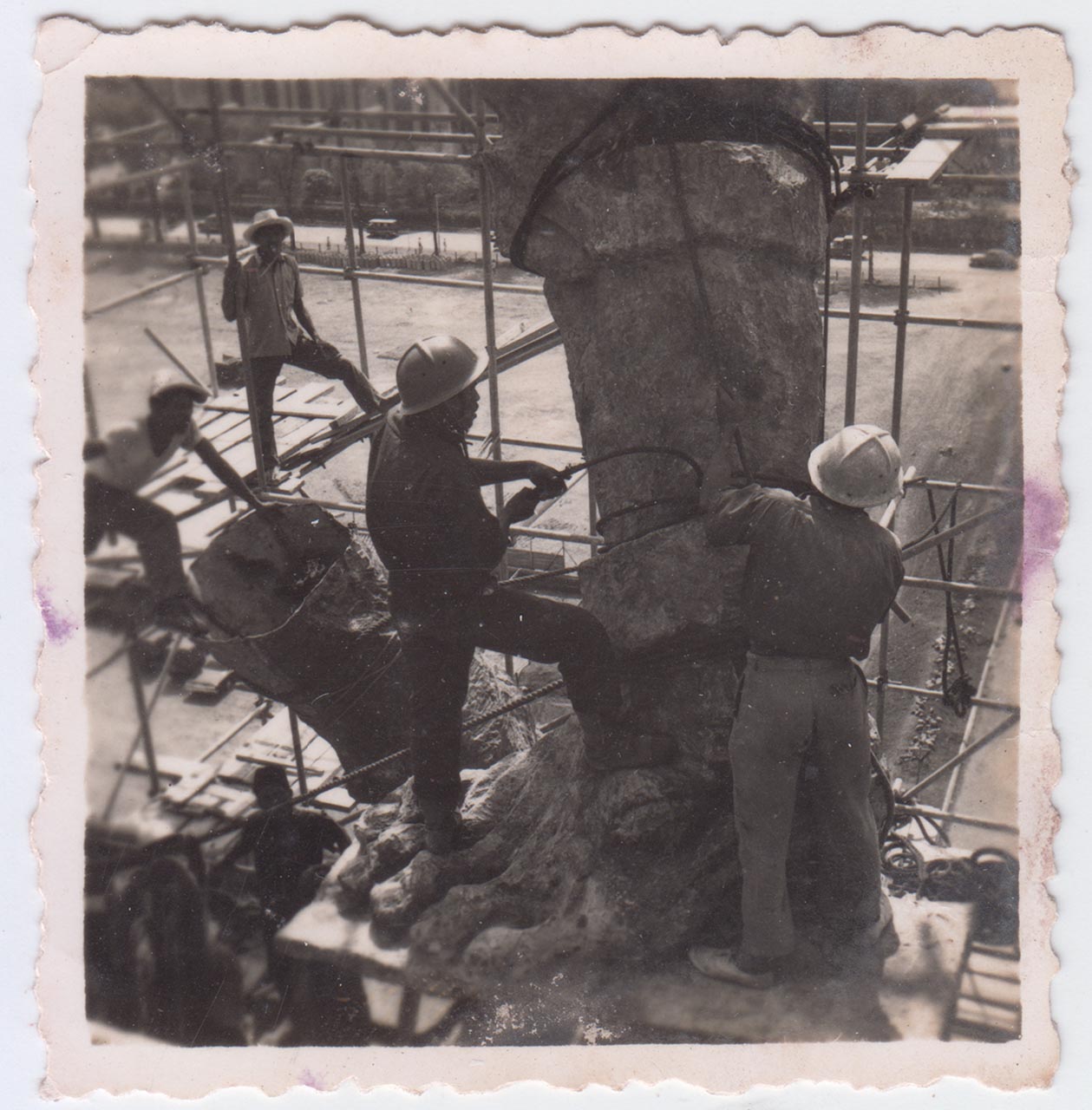 Photographic documentation of the construction process for "Pembebasan Irian Barat" by Edhi Sunarso