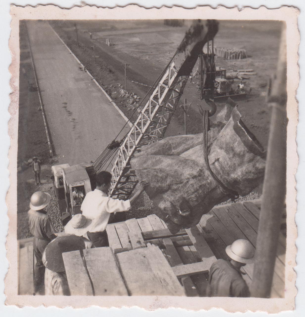 Photographic documentation of the construction process for "Pembebasan Irian Barat" by Edhi Sunarso