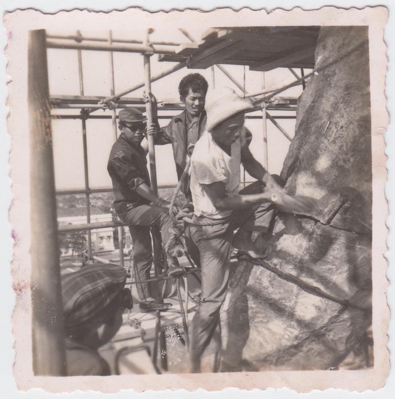 Photographic documentation of the construction process for "Pembebasan Irian Barat" by Edhi Sunarso